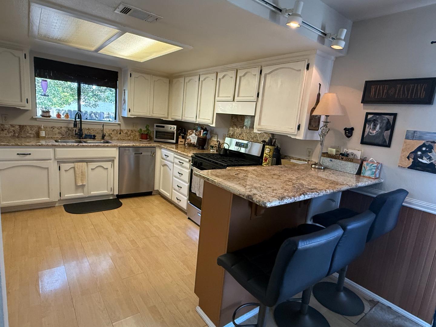 Detail Gallery Image 6 of 7 For 2468 Falcon Dr, Paso Robles,  CA 93446 - 3 Beds | 2 Baths