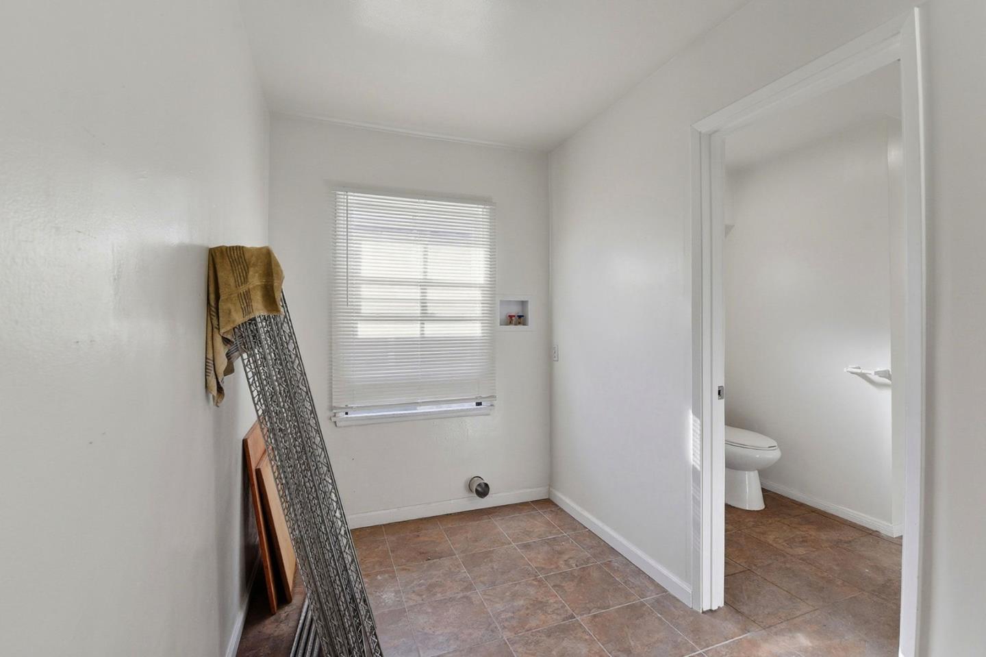 Detail Gallery Image 8 of 16 For 18601 Keswick St #B,  Reseda,  CA 91335 - 2 Beds | 1 Baths