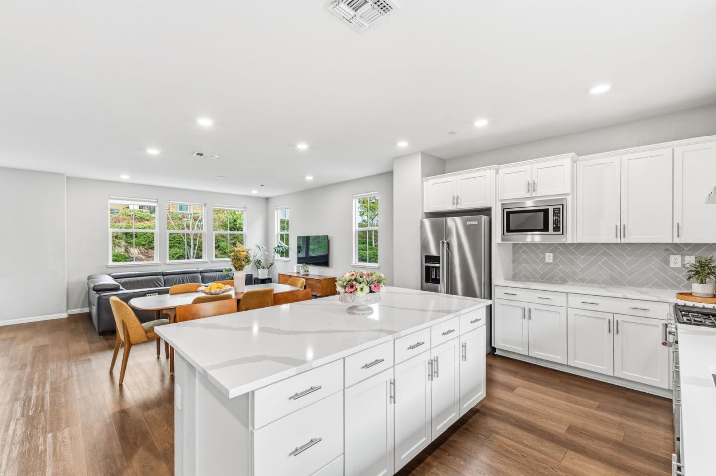 Detail Gallery Image 2 of 52 For 24185 Amaranth Loop, Hayward,  CA 94541 - 3 Beds | 3/1 Baths