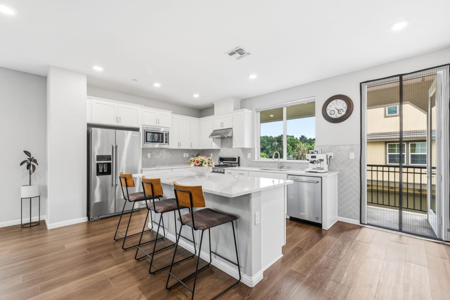 Detail Gallery Image 4 of 52 For 24185 Amaranth Loop, Hayward,  CA 94541 - 3 Beds | 3/1 Baths