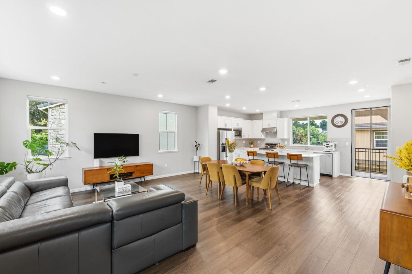 Detail Gallery Image 7 of 52 For 24185 Amaranth Loop, Hayward,  CA 94541 - 3 Beds | 3/1 Baths