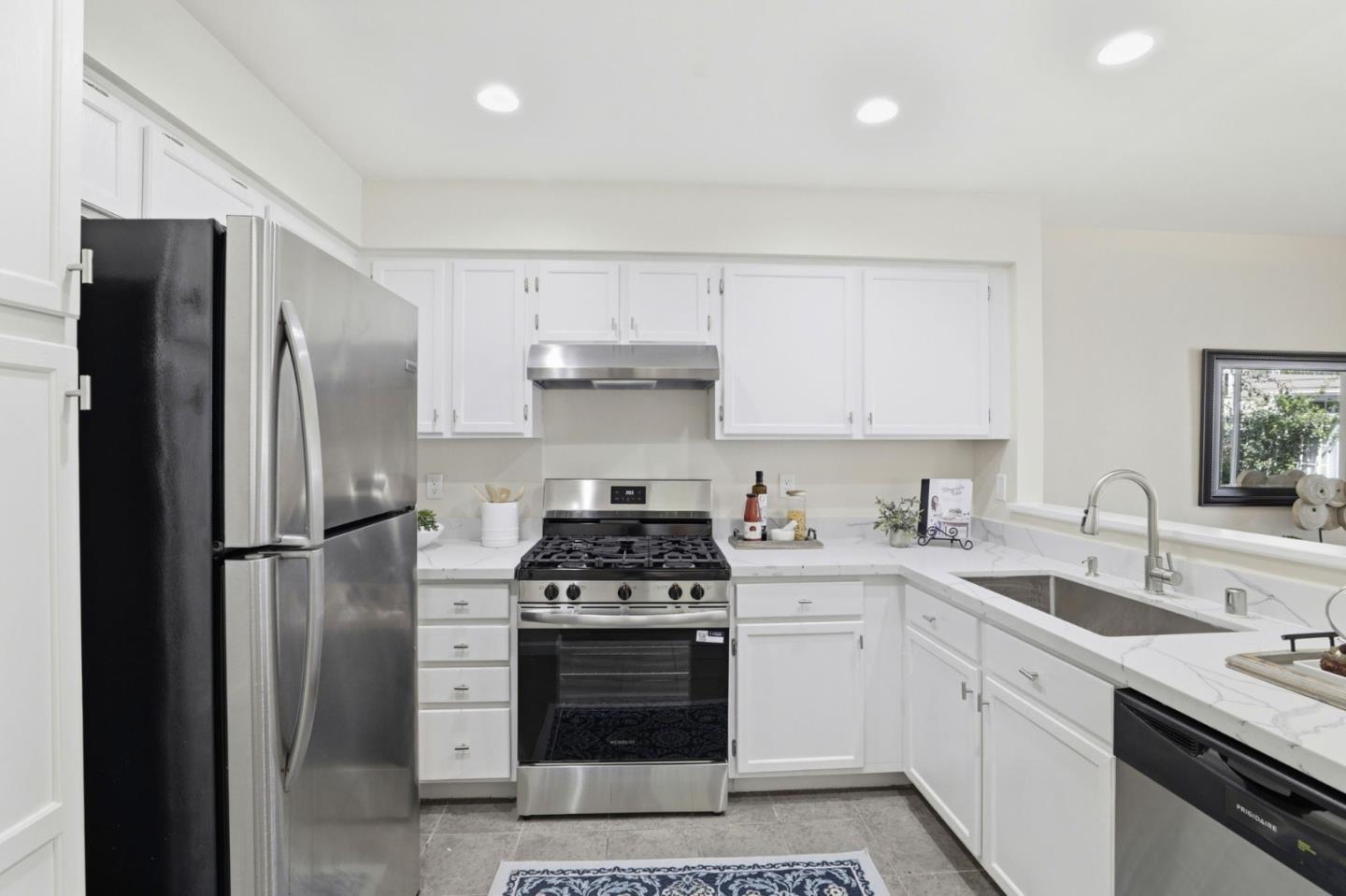 Detail Gallery Image 3 of 21 For 6121 Lambeck Ln, San Jose,  CA 95119 - 3 Beds | 3 Baths