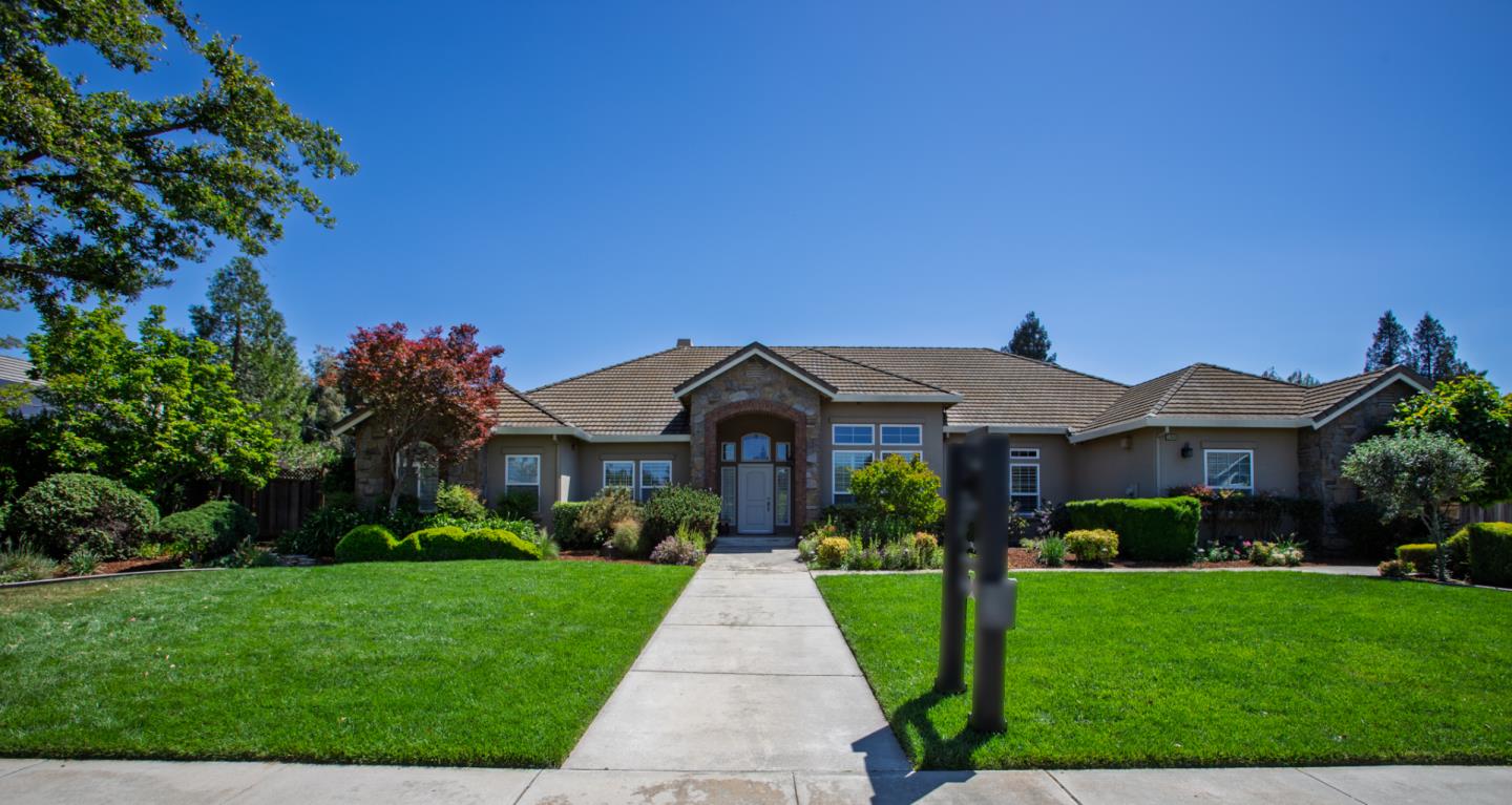 Detail Gallery Image 3 of 68 For 1960 Pear Dr, Morgan Hill,  CA 95037 - 5 Beds | 3/2 Baths