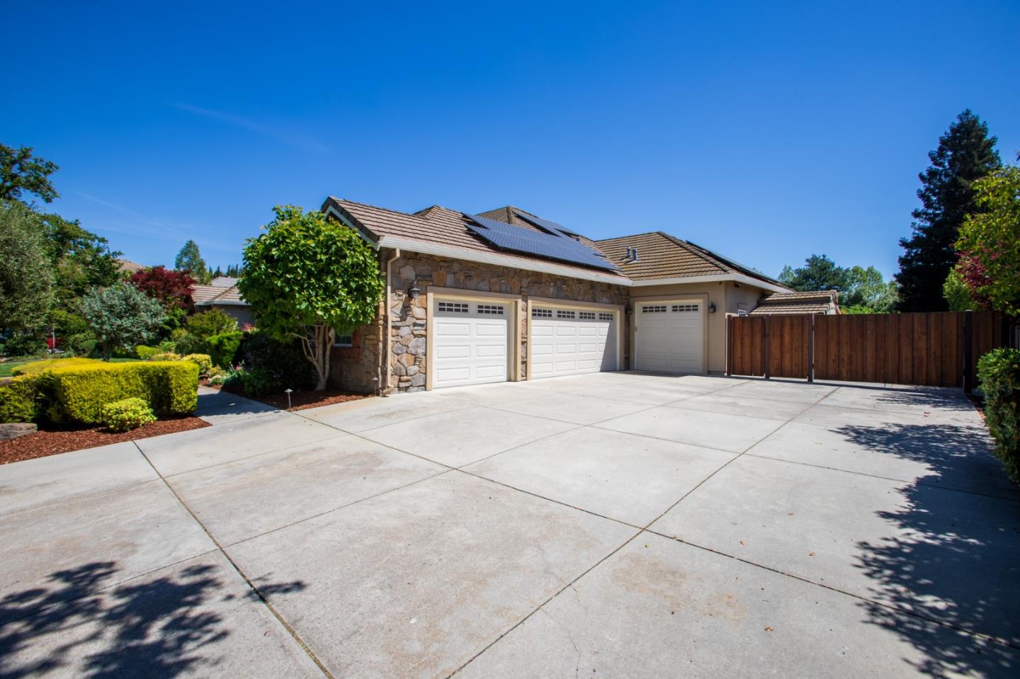 Detail Gallery Image 4 of 68 For 1960 Pear Dr, Morgan Hill,  CA 95037 - 5 Beds | 3/2 Baths