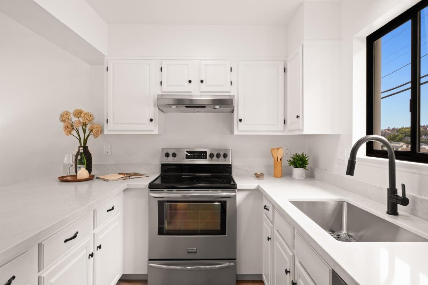 Detail Gallery Image 14 of 39 For Monterey Rd,  Pacifica,  CA 94044 - 2 Beds | 1/1 Baths