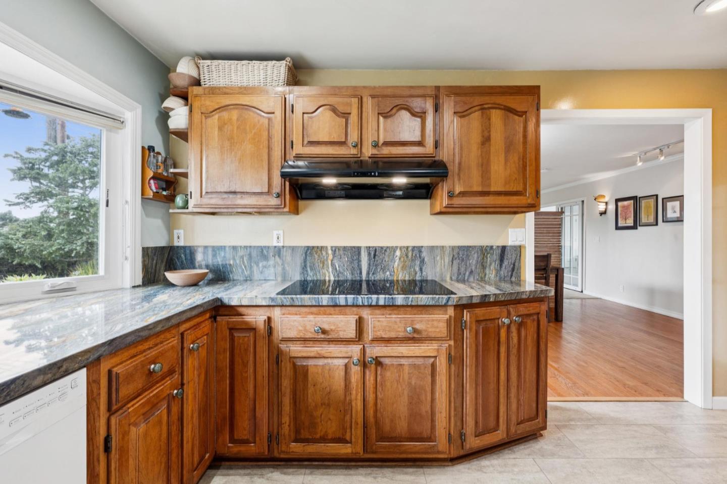 Detail Gallery Image 11 of 50 For 1976 Luzern St, Seaside,  CA 93955 - 3 Beds | 2 Baths