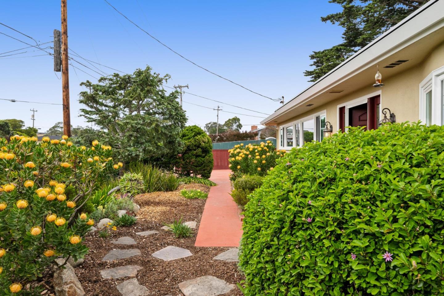 Detail Gallery Image 3 of 50 For 1976 Luzern St, Seaside,  CA 93955 - 3 Beds | 2 Baths