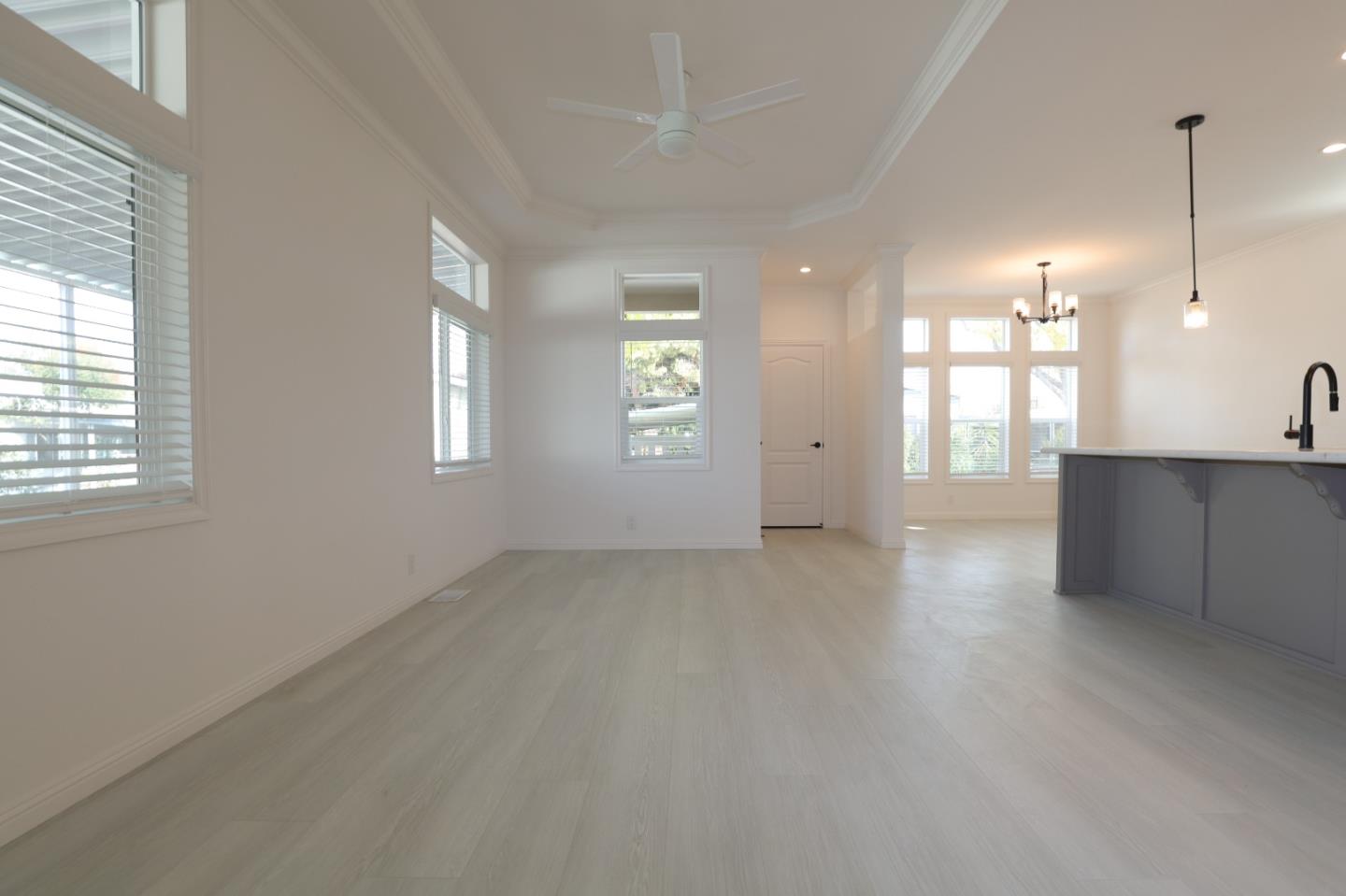 Detail Gallery Image 5 of 26 For 406 Los Encinos Ave #406,  San Jose,  CA 95134 - 3 Beds | 2 Baths