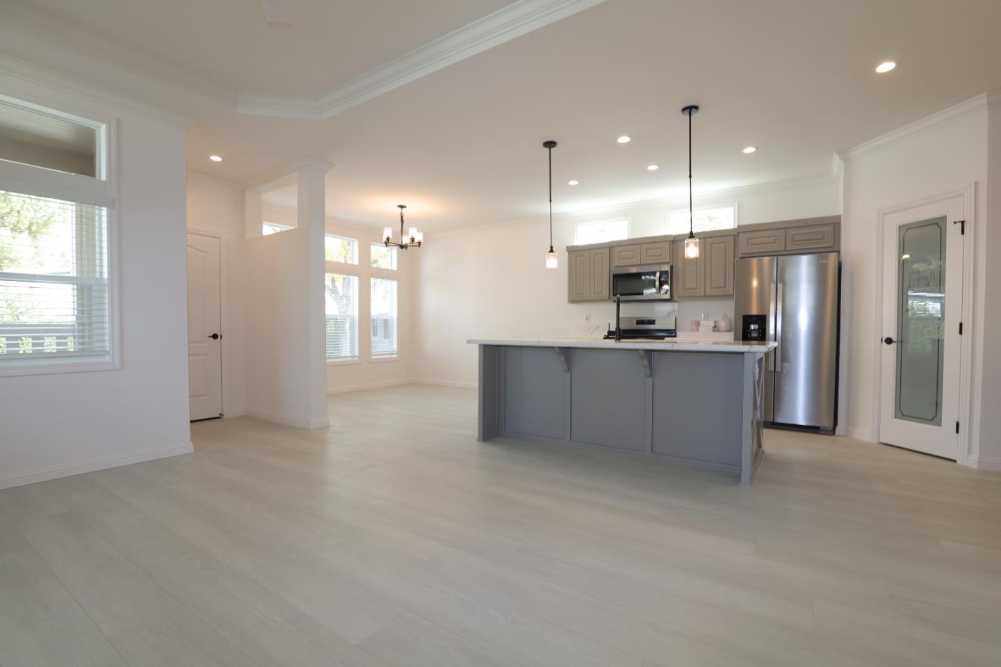 Detail Gallery Image 7 of 26 For 406 Los Encinos Ave #406,  San Jose,  CA 95134 - 3 Beds | 2 Baths