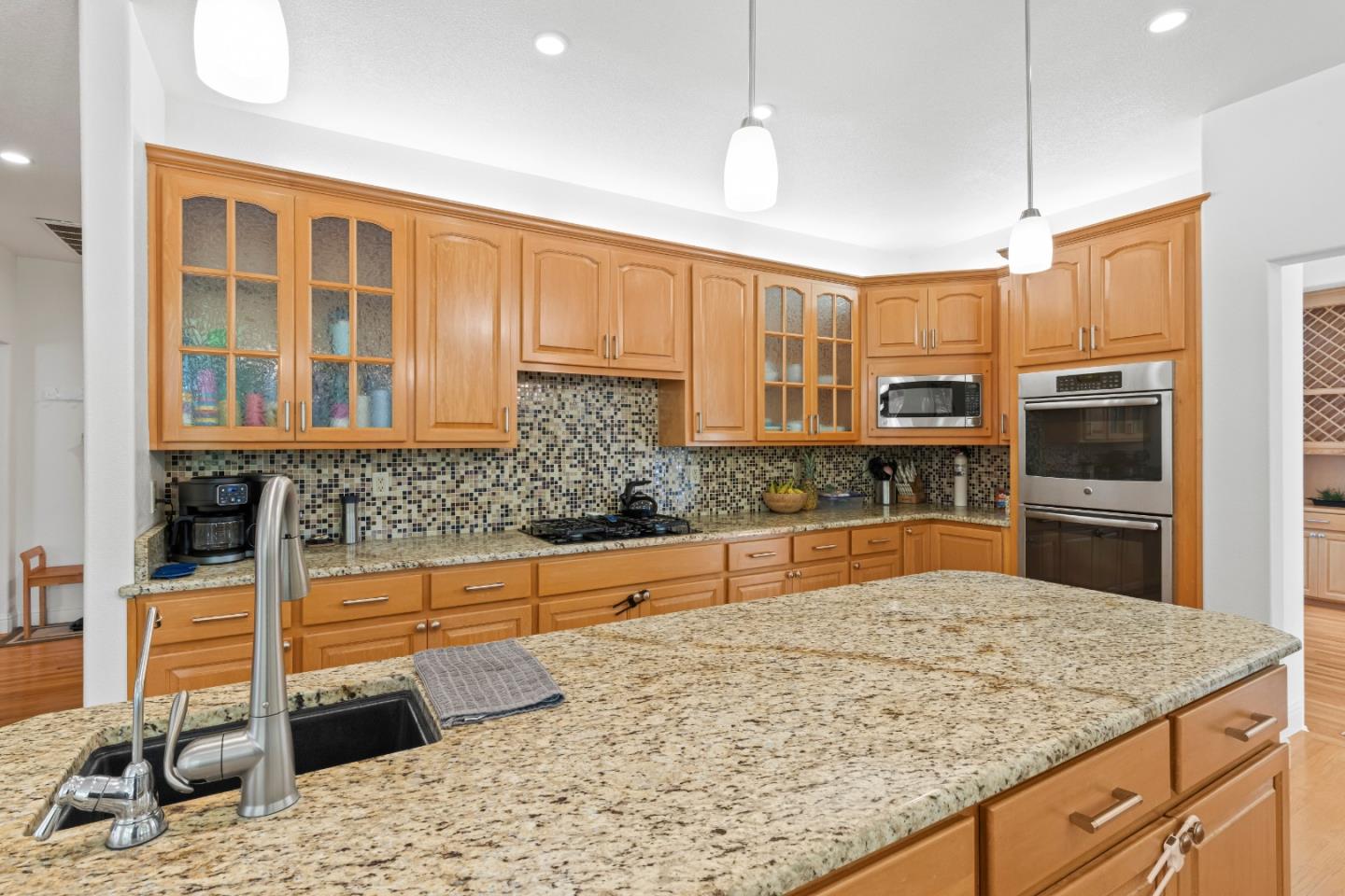 Detail Gallery Image 13 of 76 For 18216 Sparhawk Way, Morgan Hill,  CA 95037 - 5 Beds | 3/1 Baths