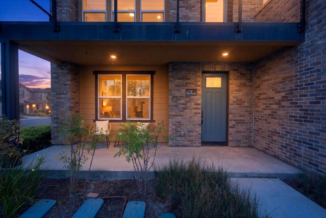 Detail Gallery Image 4 of 60 For 552 Galt Ter #4,  Sunnyvale,  CA 94085 - 4 Beds | 3/1 Baths