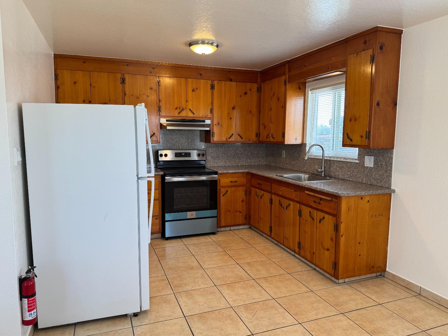 Detail Gallery Image 10 of 19 For 221 Rondale, Hayward,  CA 94541 - – Beds | – Baths