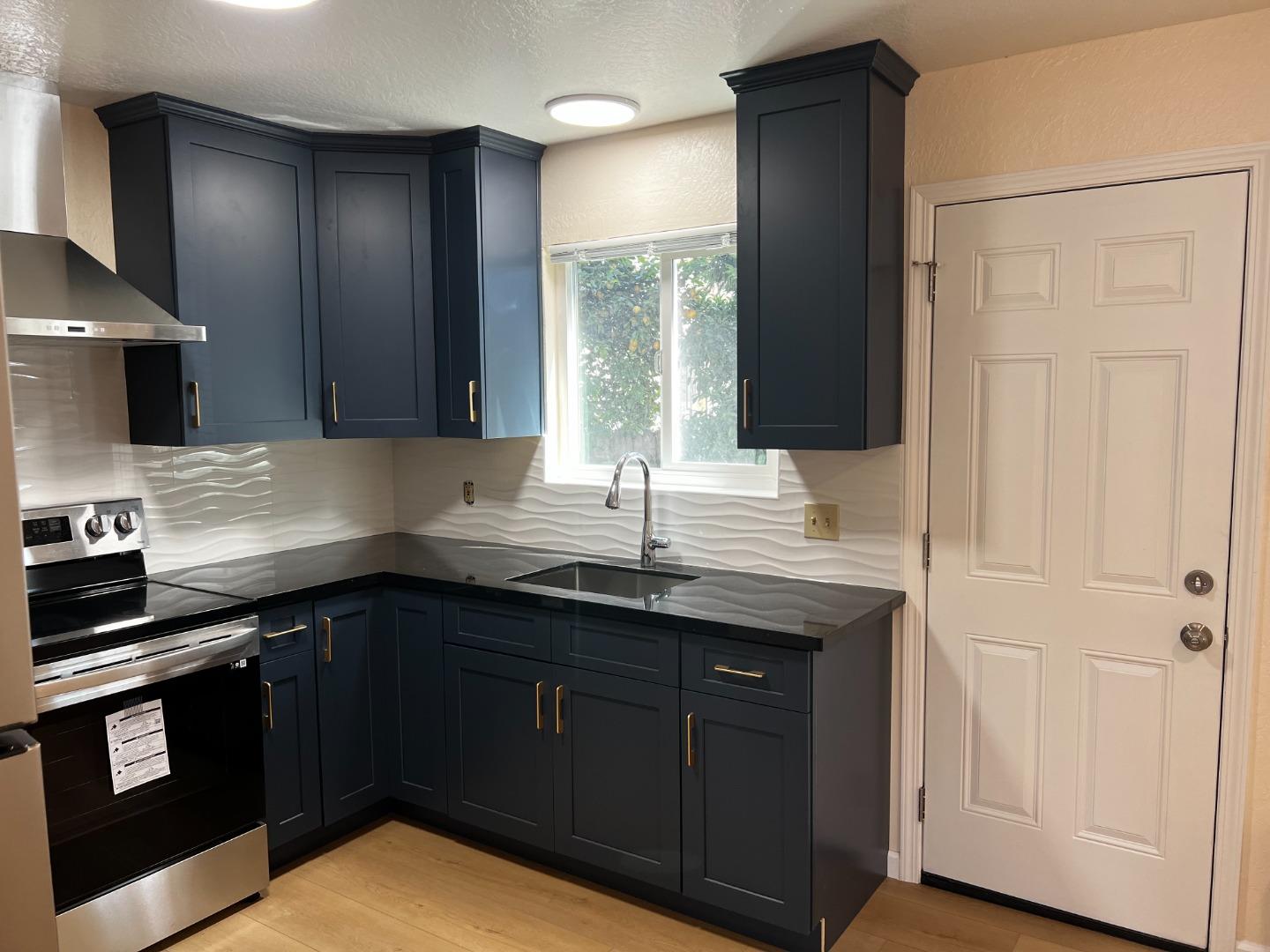 Detail Gallery Image 4 of 19 For 221 Rondale, Hayward,  CA 94541 - – Beds | – Baths