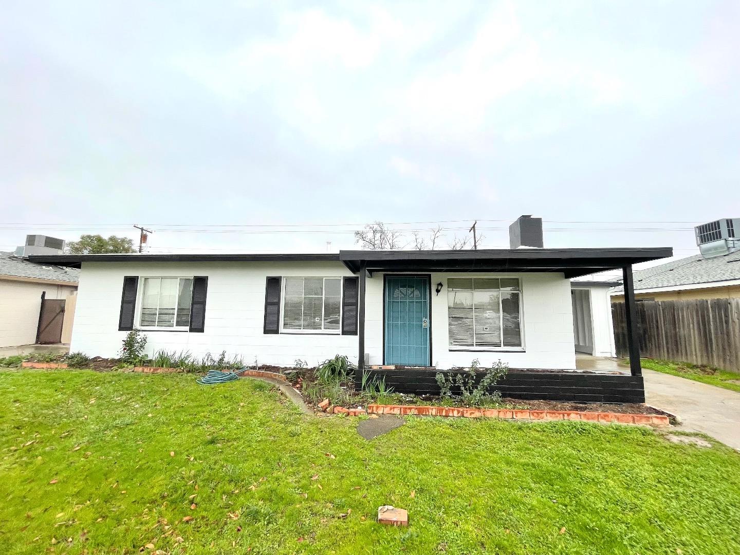 Detail Gallery Image 2 of 14 For 5119 58th St, Sacramento,  CA 95820 - 3 Beds | 1 Baths