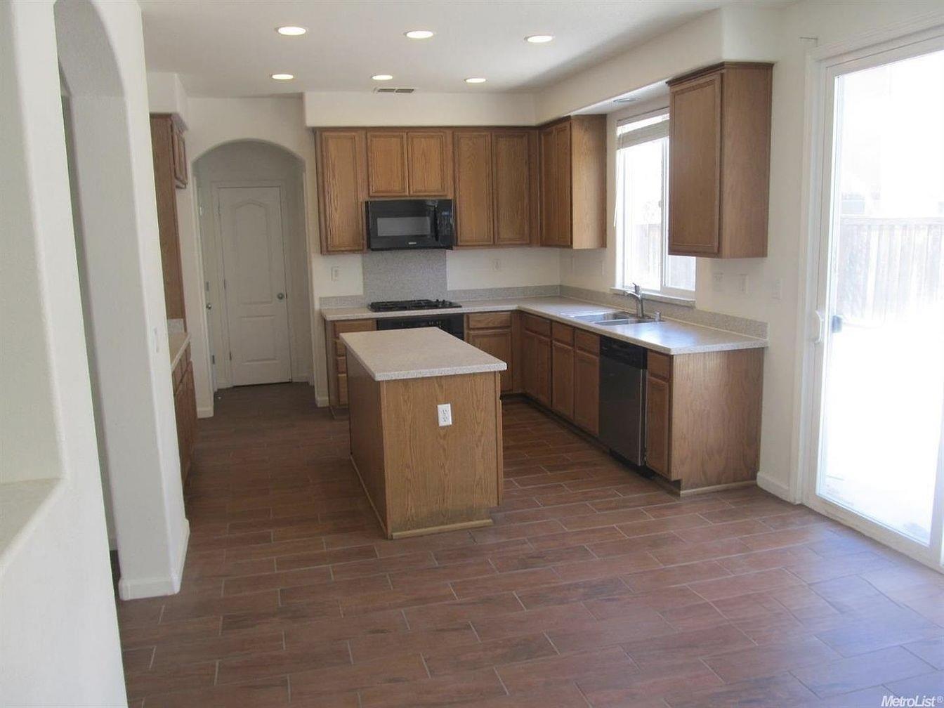 Detail Gallery Image 3 of 13 For 233 American Farms Ave, Lathrop,  CA 95330 - 4 Beds | 3 Baths