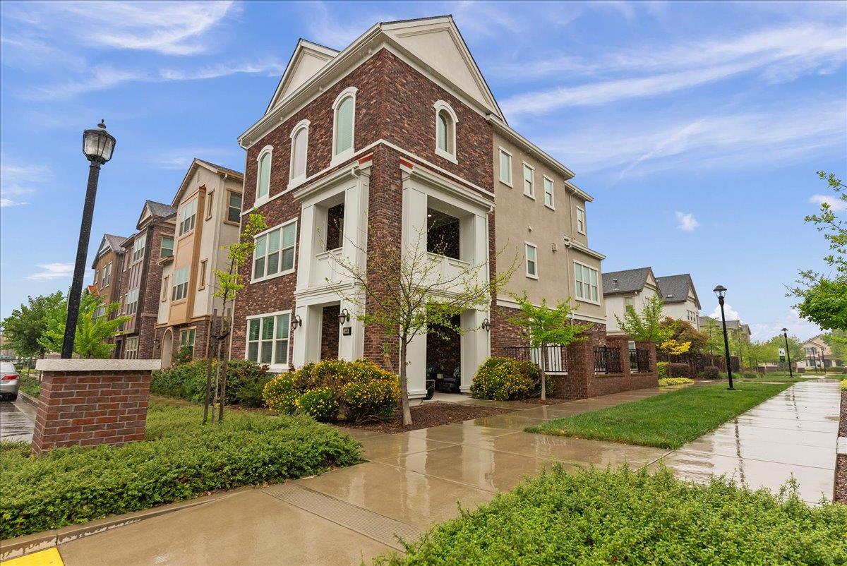 Detail Gallery Image 4 of 40 For 1448 Freeman Ln, Pleasanton,  CA 94566 - 4 Beds | 2/2 Baths