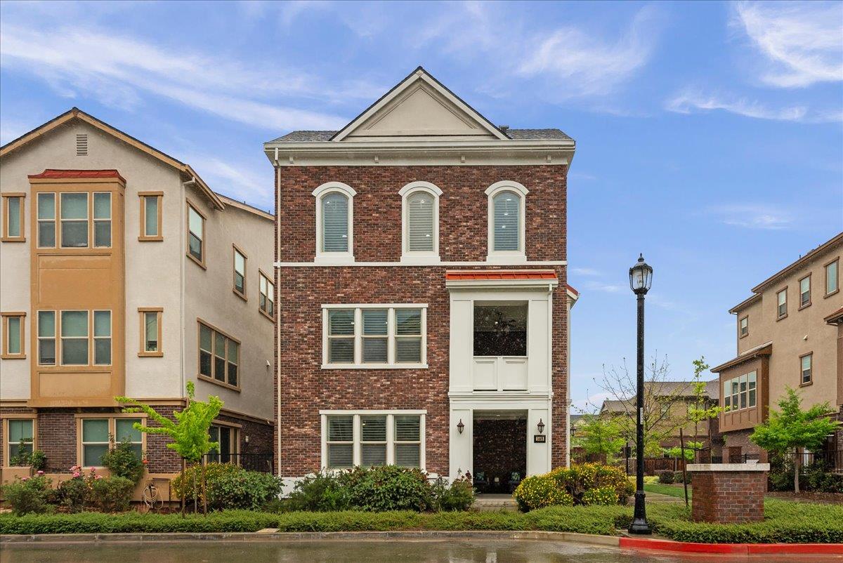 Detail Gallery Image 5 of 40 For 1448 Freeman Ln, Pleasanton,  CA 94566 - 4 Beds | 2/2 Baths