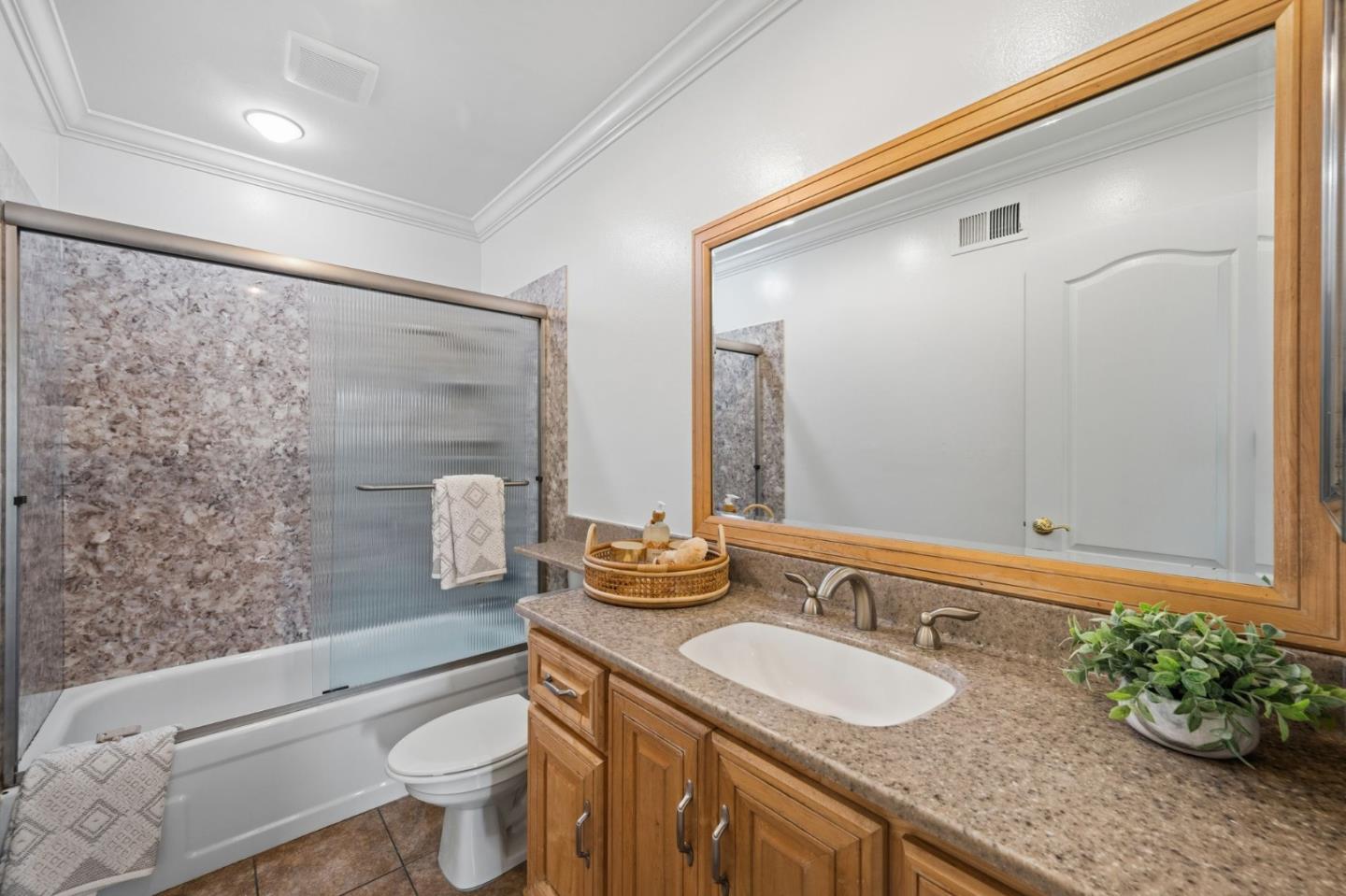 Detail Gallery Image 15 of 31 For 702 Royal Glen Dr, San Jose,  CA 95133 - 4 Beds | 2 Baths