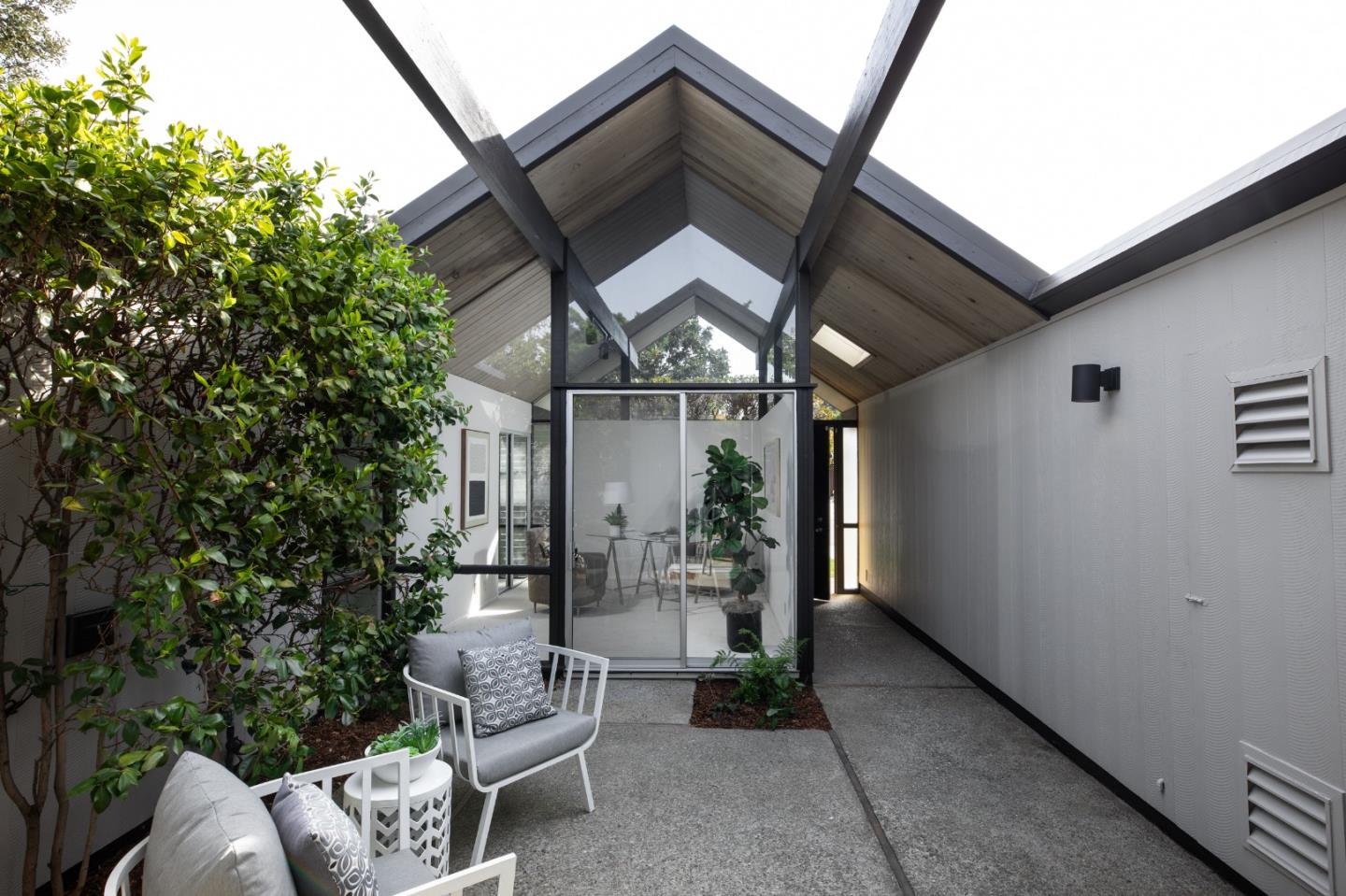 Detail Gallery Image 4 of 42 For 1487 Chukar Ct, Sunnyvale,  CA 94087 - 4 Beds | 2 Baths