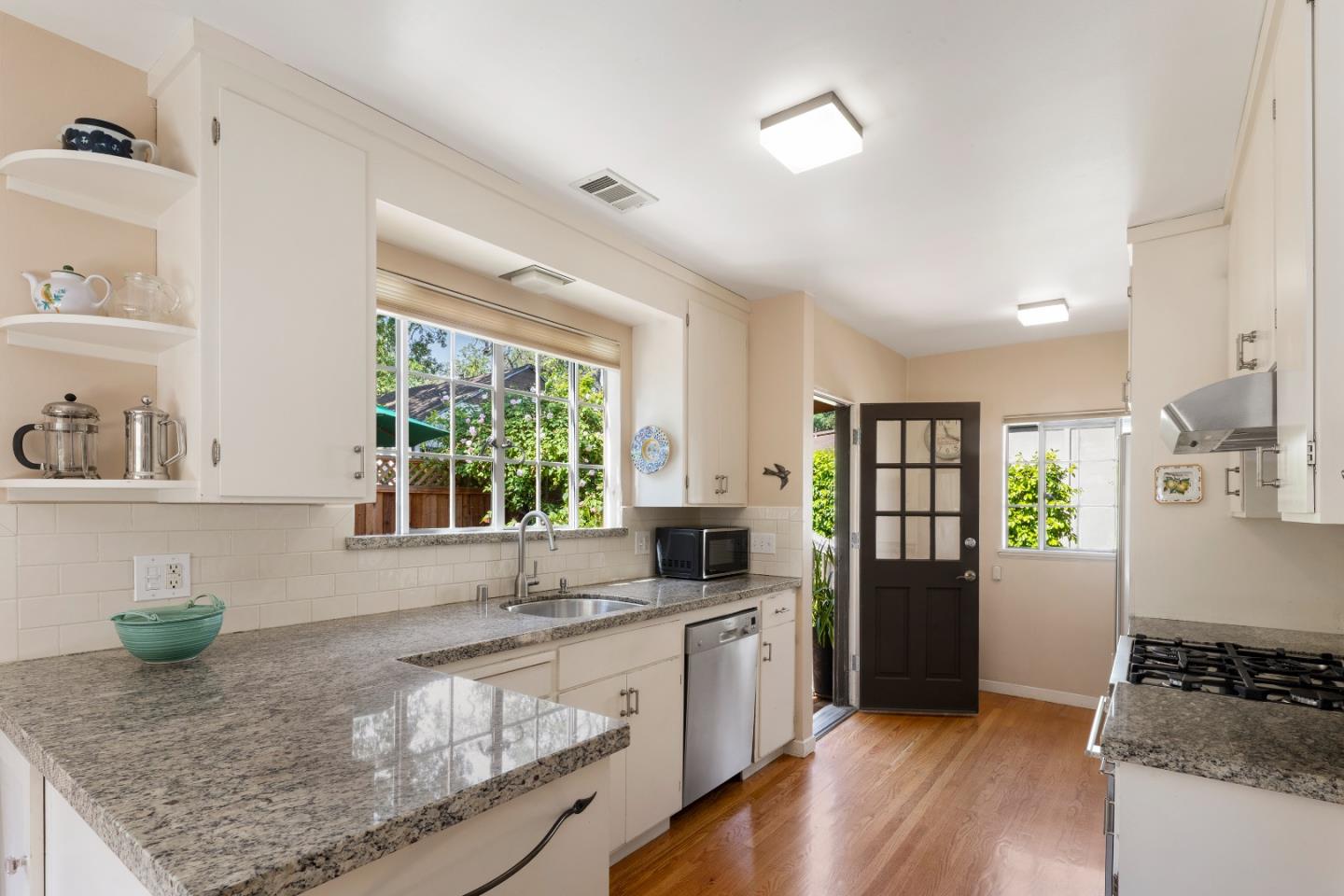 Detail Gallery Image 5 of 19 For 2110 Bowdoin St, Palo Alto,  CA 94306 - 2 Beds | 1 Baths