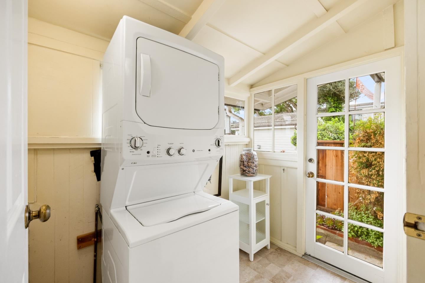 Detail Gallery Image 14 of 61 For 683 Ocean View Blvd, Pacific Grove,  CA 93950 - 3 Beds | 2 Baths