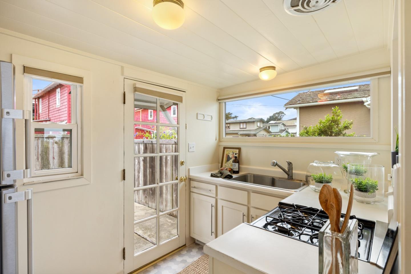 Detail Gallery Image 31 of 61 For 683 Ocean View Blvd, Pacific Grove,  CA 93950 - 3 Beds | 2 Baths