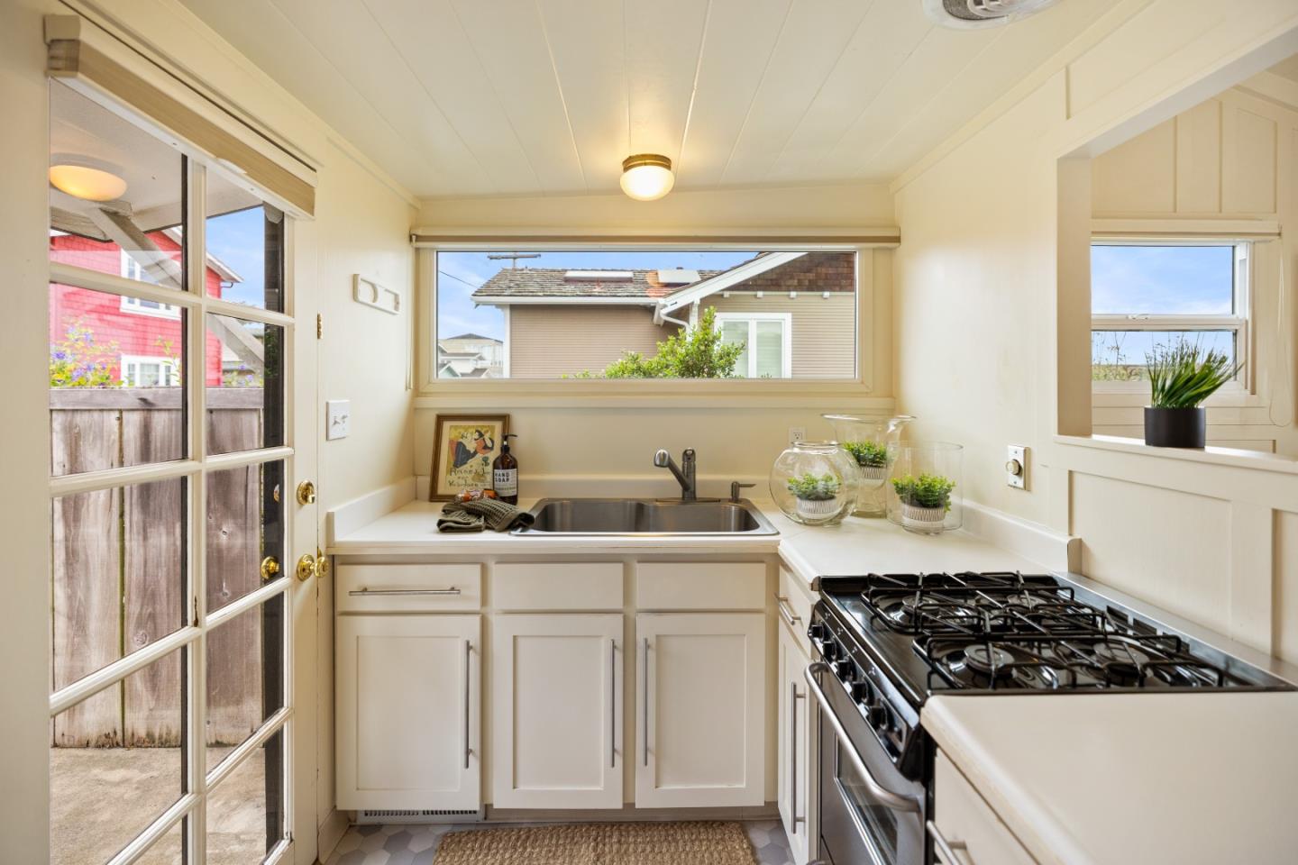 Detail Gallery Image 32 of 61 For 683 Ocean View Blvd, Pacific Grove,  CA 93950 - 3 Beds | 2 Baths