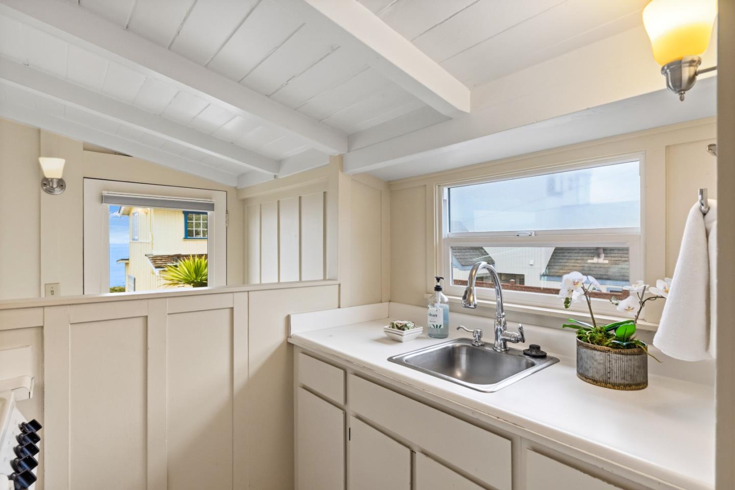Detail Gallery Image 8 of 61 For 683 Ocean View Blvd, Pacific Grove,  CA 93950 - 3 Beds | 2 Baths