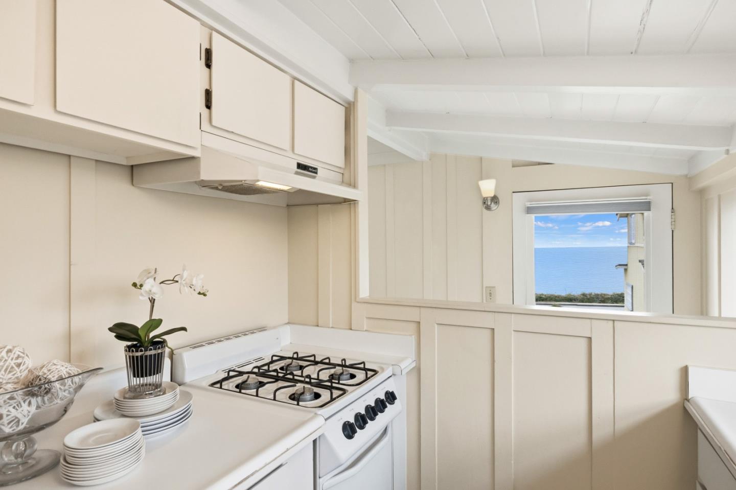 Detail Gallery Image 9 of 61 For 683 Ocean View Blvd, Pacific Grove,  CA 93950 - 3 Beds | 2 Baths