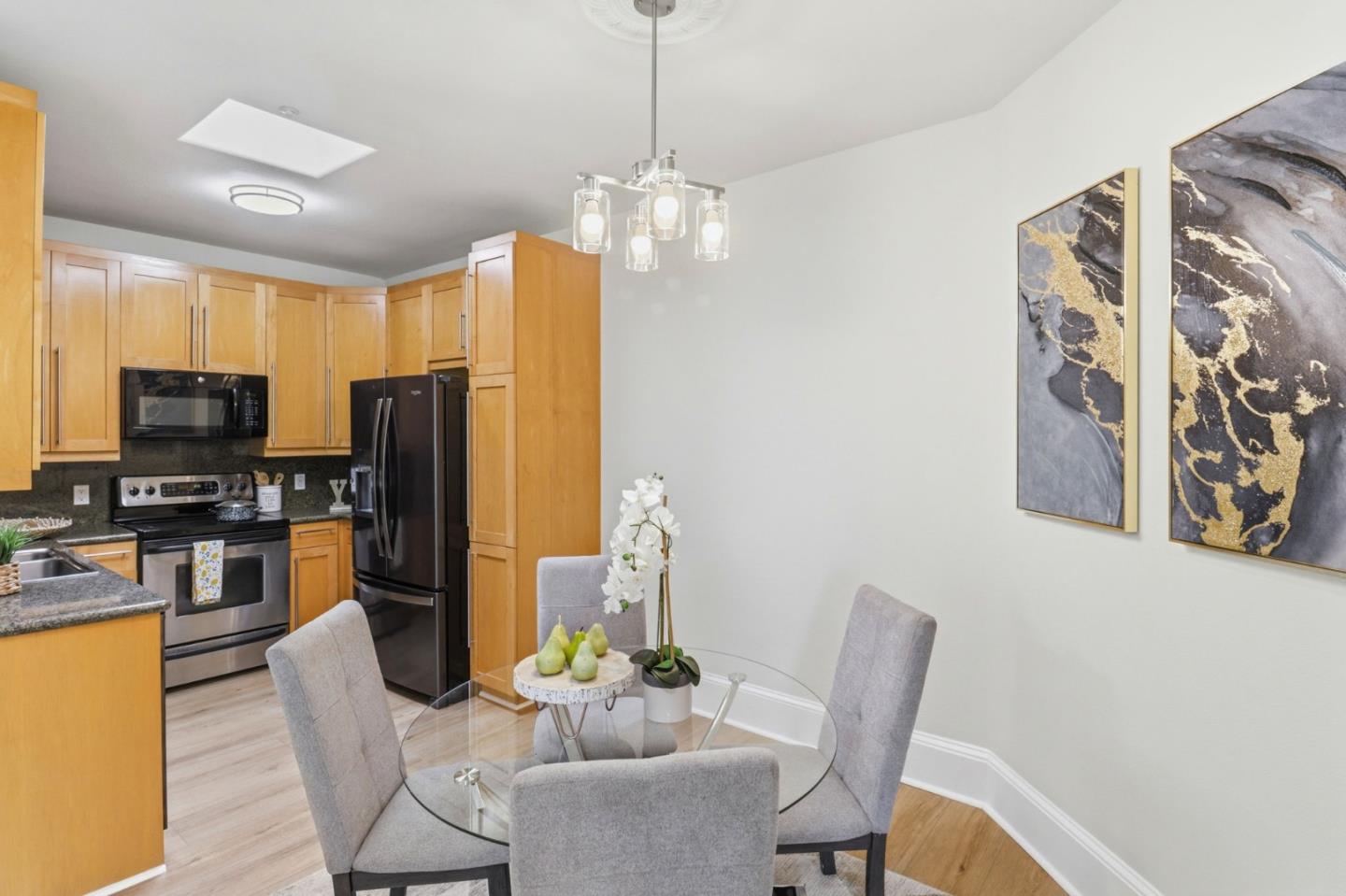 Detail Gallery Image 10 of 26 For 107 El Camino Real #302,  Burlingame,  CA 94010 - 2 Beds | 2 Baths