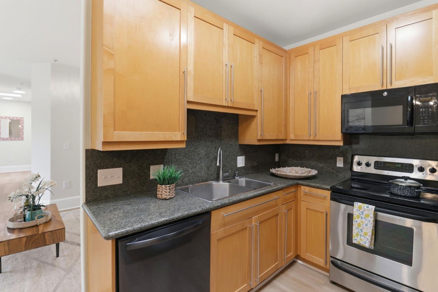 Detail Gallery Image 11 of 26 For 107 El Camino Real #302,  Burlingame,  CA 94010 - 2 Beds | 2 Baths