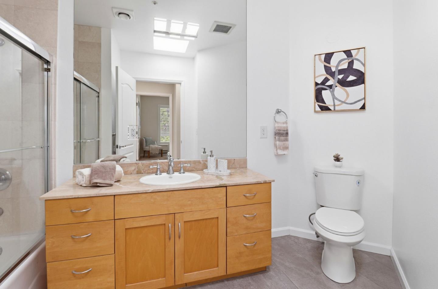 Detail Gallery Image 18 of 26 For 107 El Camino Real #302,  Burlingame,  CA 94010 - 2 Beds | 2 Baths
