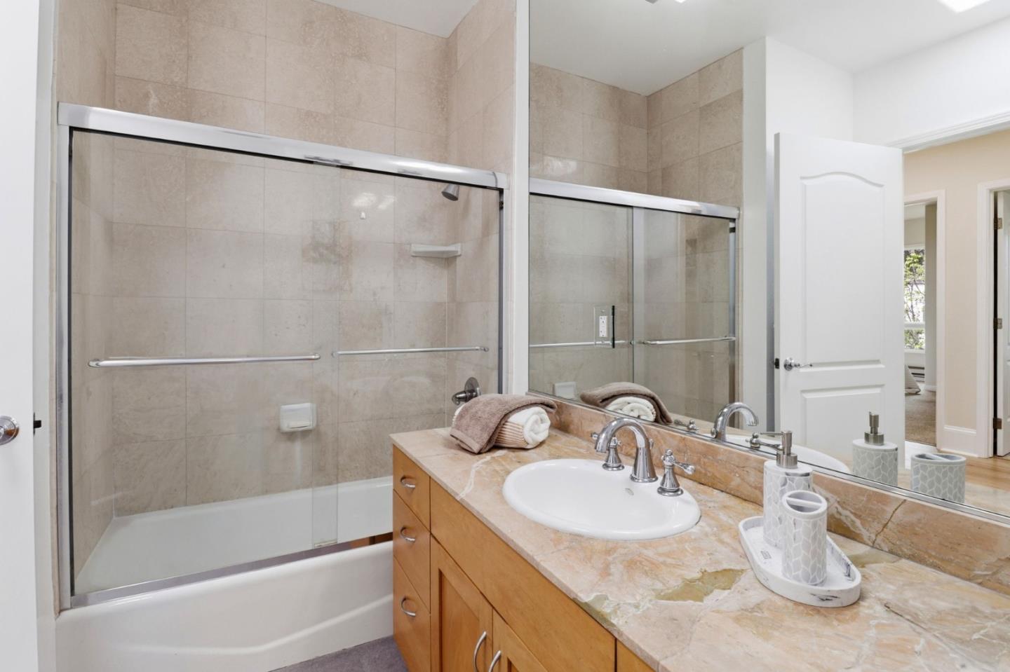 Detail Gallery Image 19 of 26 For 107 El Camino Real #302,  Burlingame,  CA 94010 - 2 Beds | 2 Baths