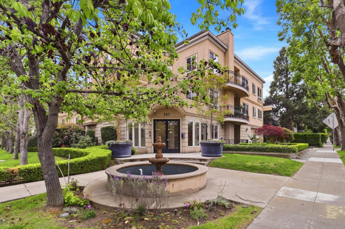 Detail Gallery Image 2 of 26 For 107 El Camino Real #302,  Burlingame,  CA 94010 - 2 Beds | 2 Baths