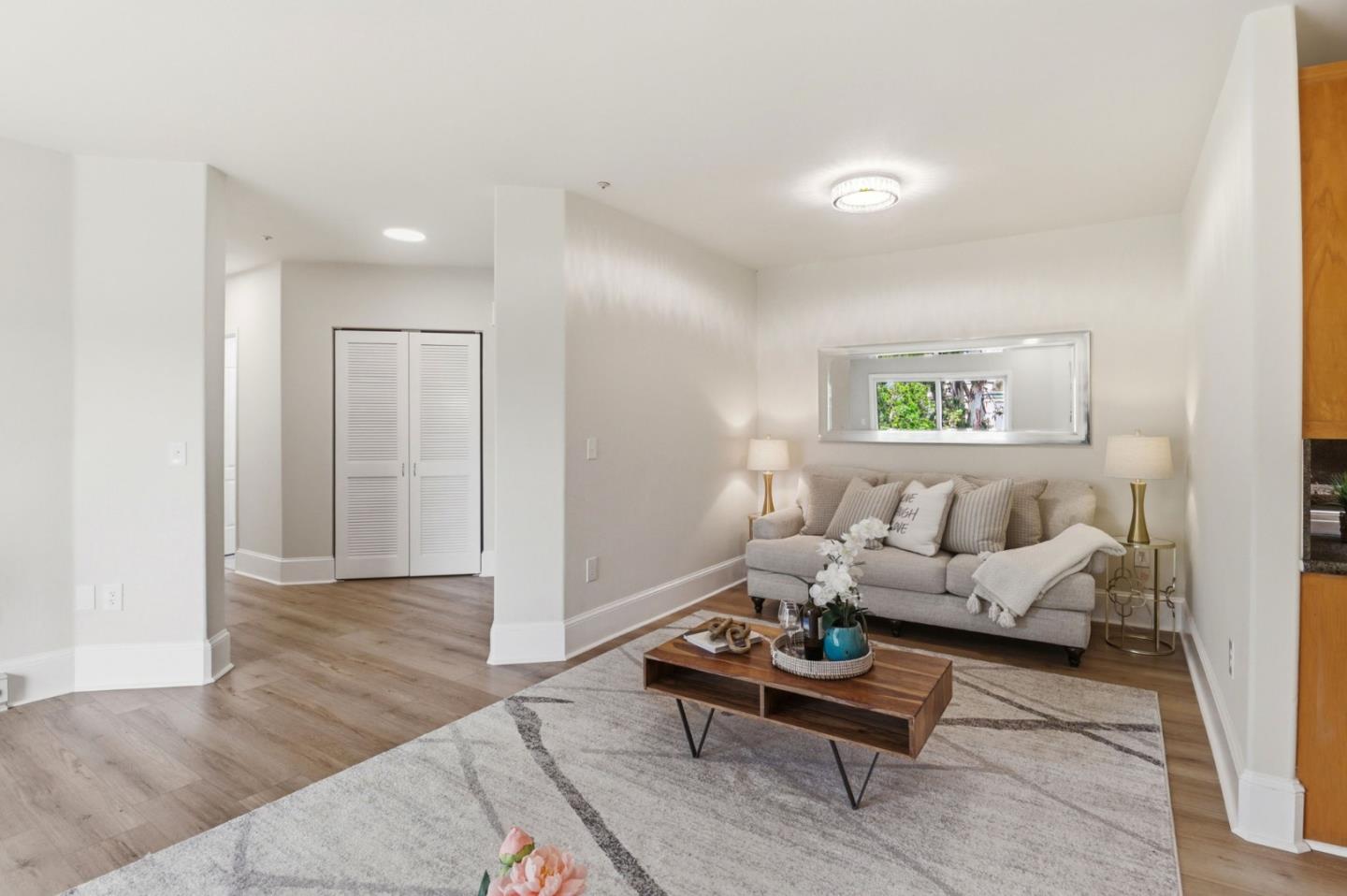 Detail Gallery Image 4 of 26 For 107 El Camino Real #302,  Burlingame,  CA 94010 - 2 Beds | 2 Baths