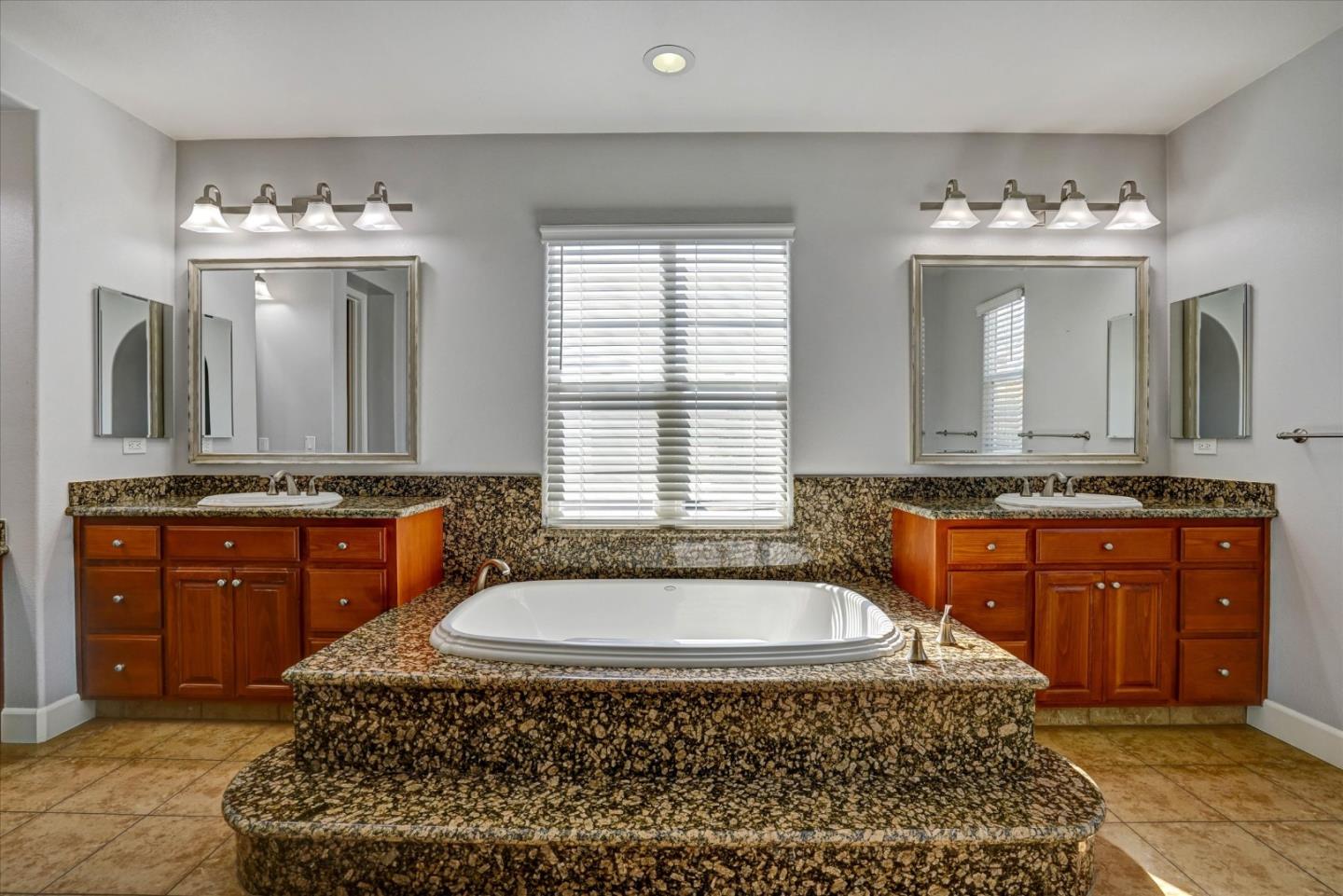 Detail Gallery Image 22 of 36 For 233 Snowdrop Ct, San Ramon,  CA 94582 - 5 Beds | 5/1 Baths