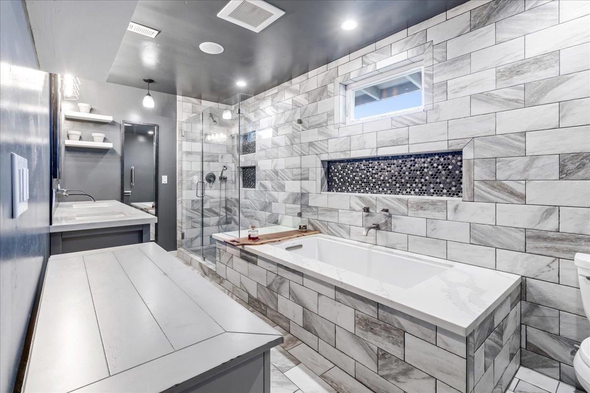 Detail Gallery Image 11 of 21 For 570 Casanova Ave, Monterey,  CA 93940 - 2 Beds | 2 Baths