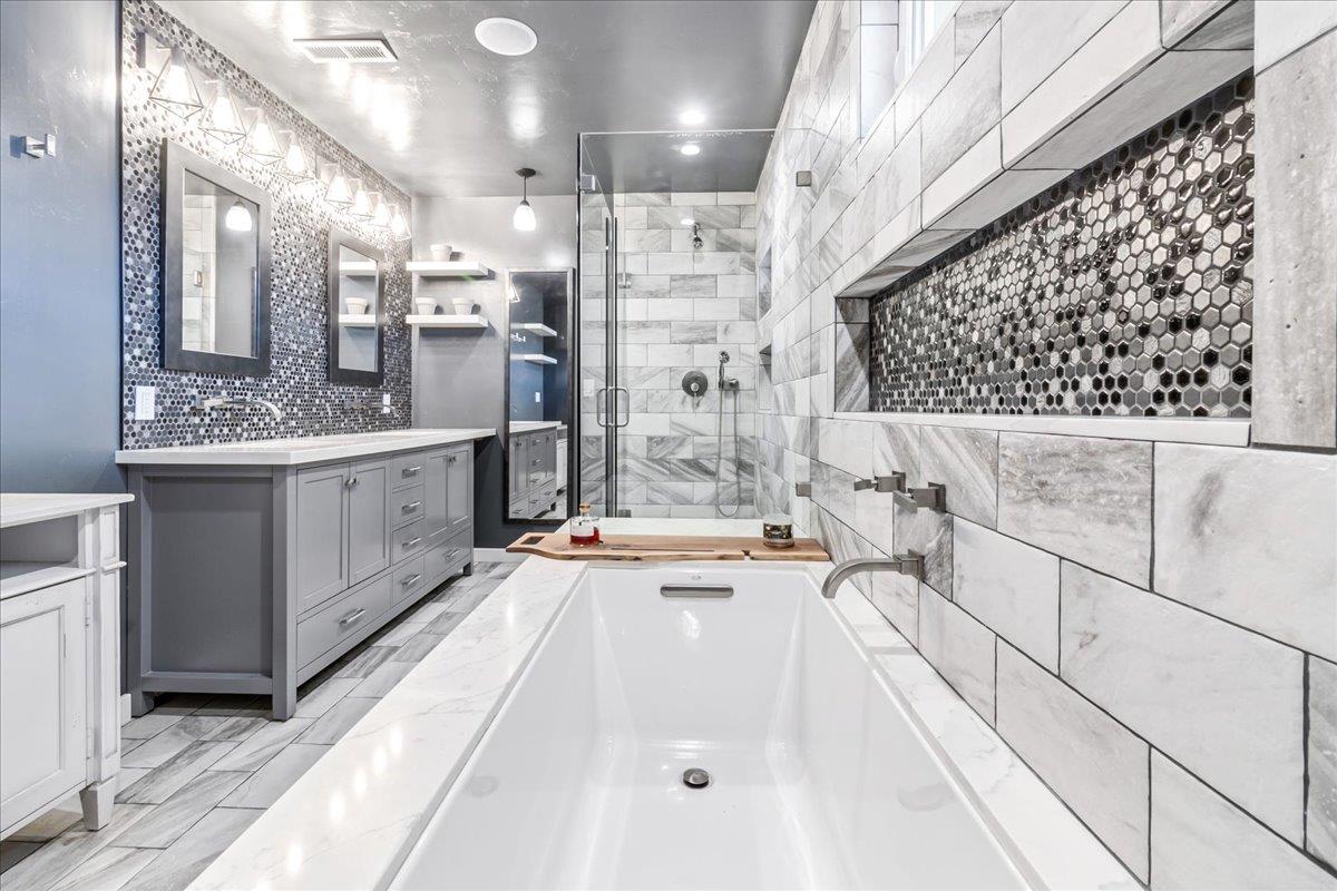 Detail Gallery Image 13 of 21 For 570 Casanova Ave, Monterey,  CA 93940 - 2 Beds | 2 Baths