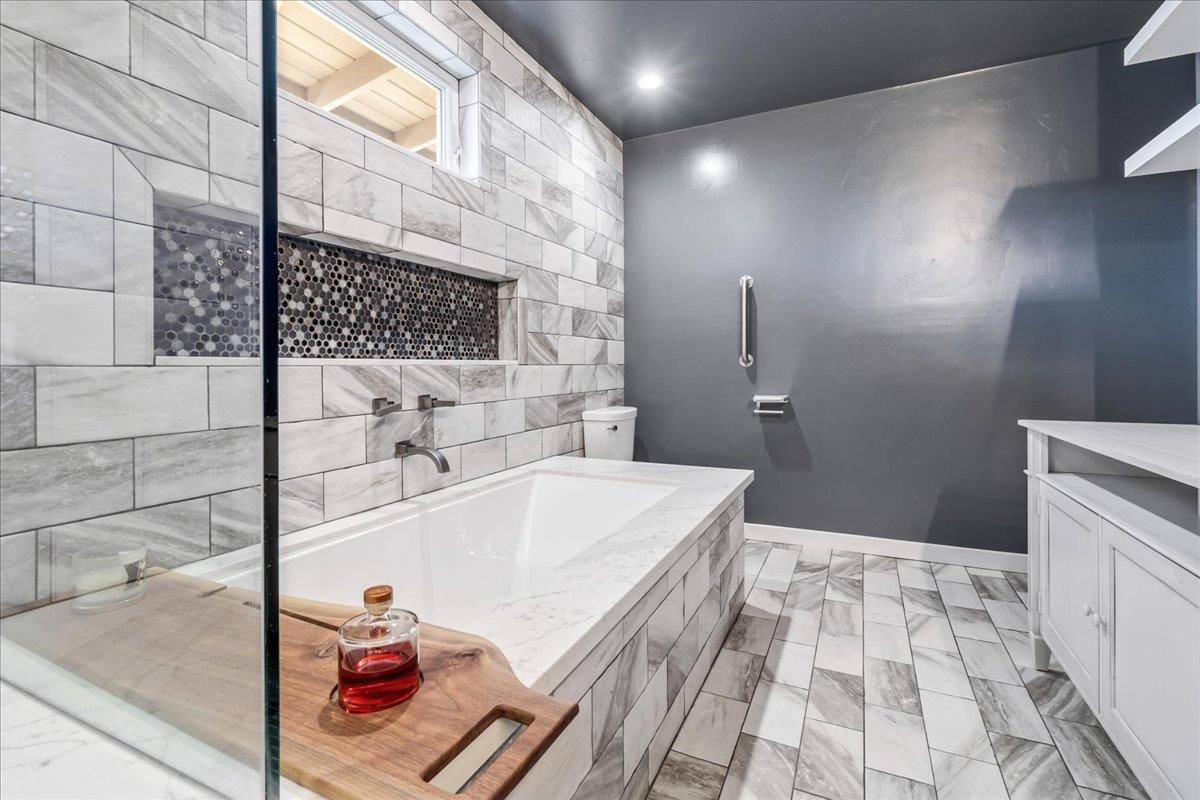 Detail Gallery Image 15 of 21 For 570 Casanova Ave, Monterey,  CA 93940 - 2 Beds | 2 Baths