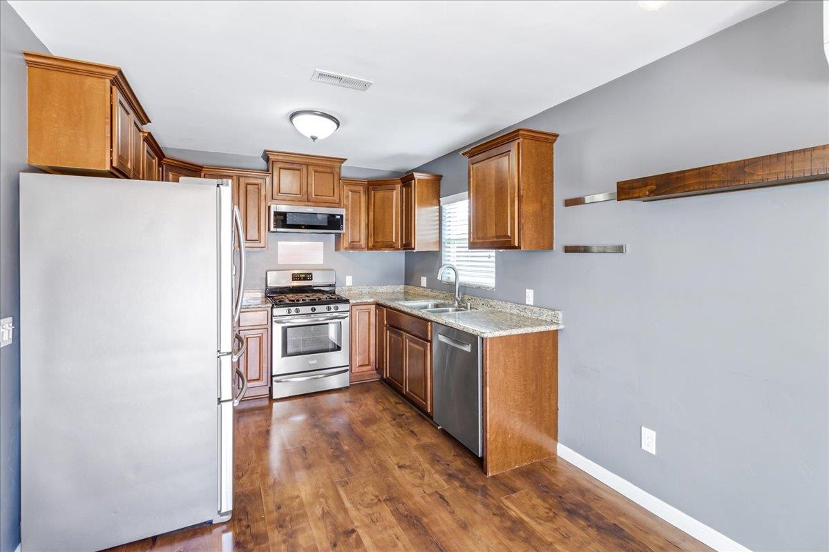 Detail Gallery Image 6 of 21 For 570 Casanova Ave, Monterey,  CA 93940 - 2 Beds | 2 Baths