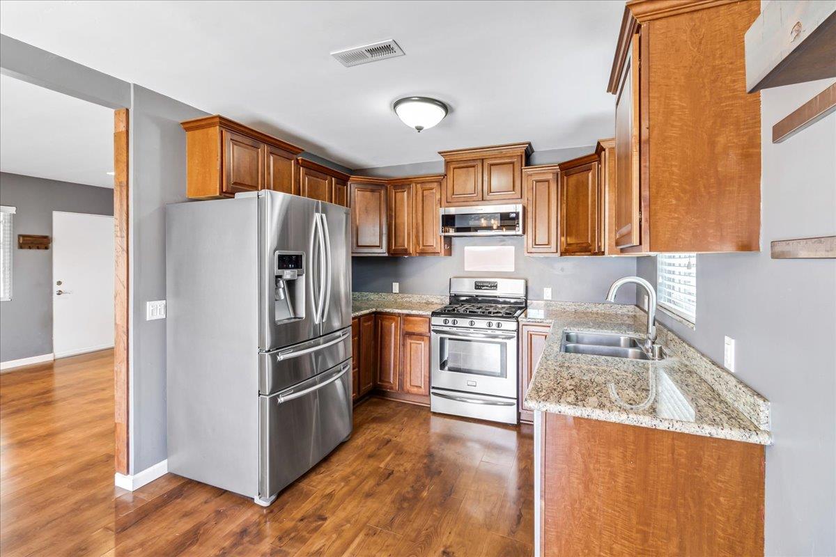 Detail Gallery Image 7 of 21 For 570 Casanova Ave, Monterey,  CA 93940 - 2 Beds | 2 Baths