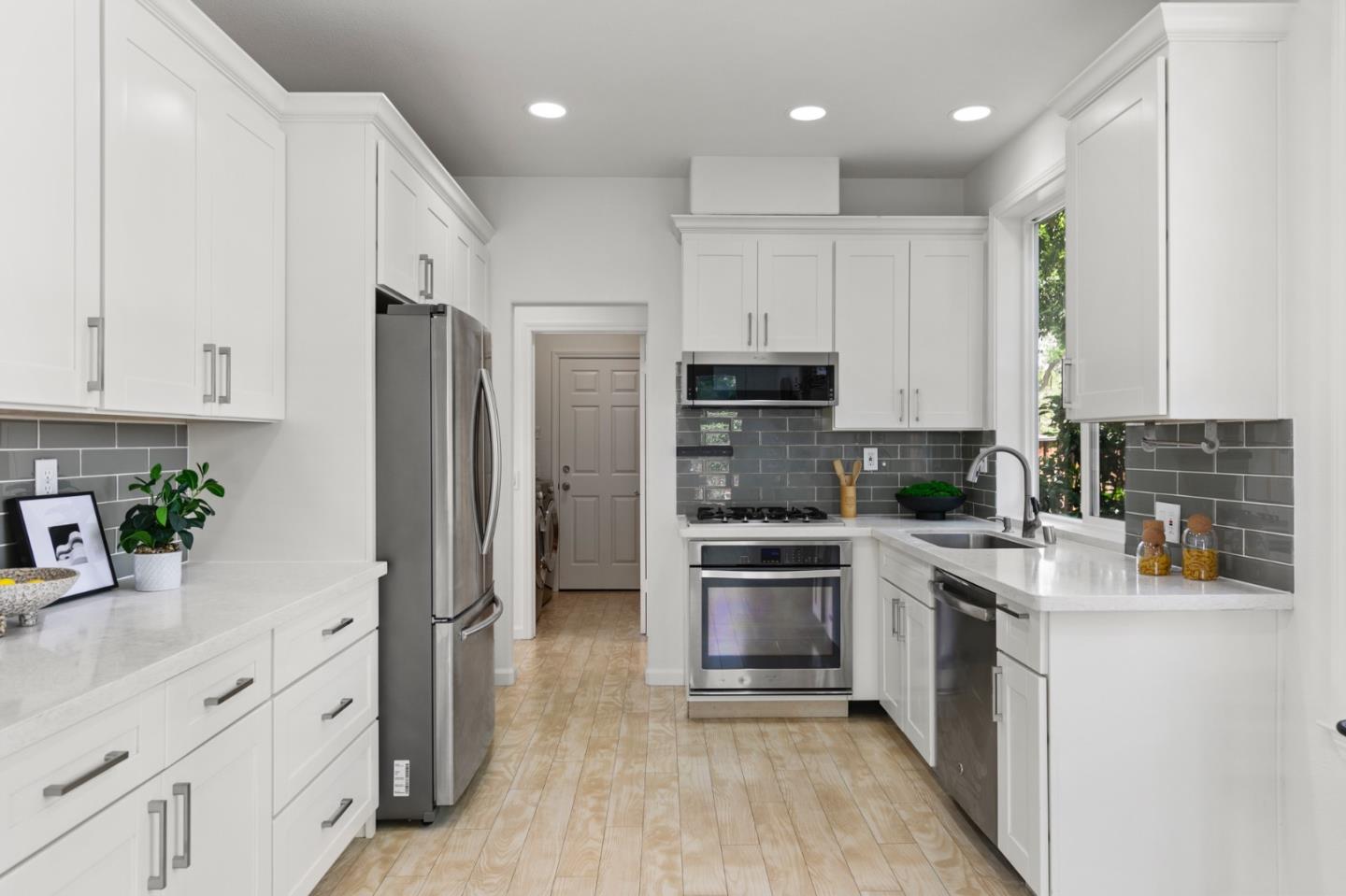 Detail Gallery Image 10 of 32 For 1986 Wayne Cir, San Jose,  CA 95131 - 3 Beds | 2/1 Baths