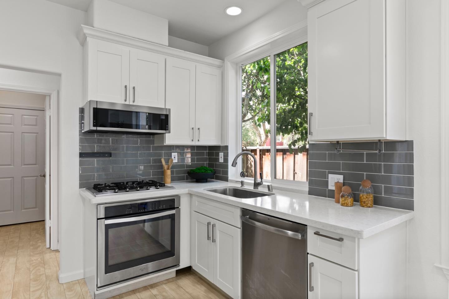 Detail Gallery Image 11 of 32 For 1986 Wayne Cir, San Jose,  CA 95131 - 3 Beds | 2/1 Baths