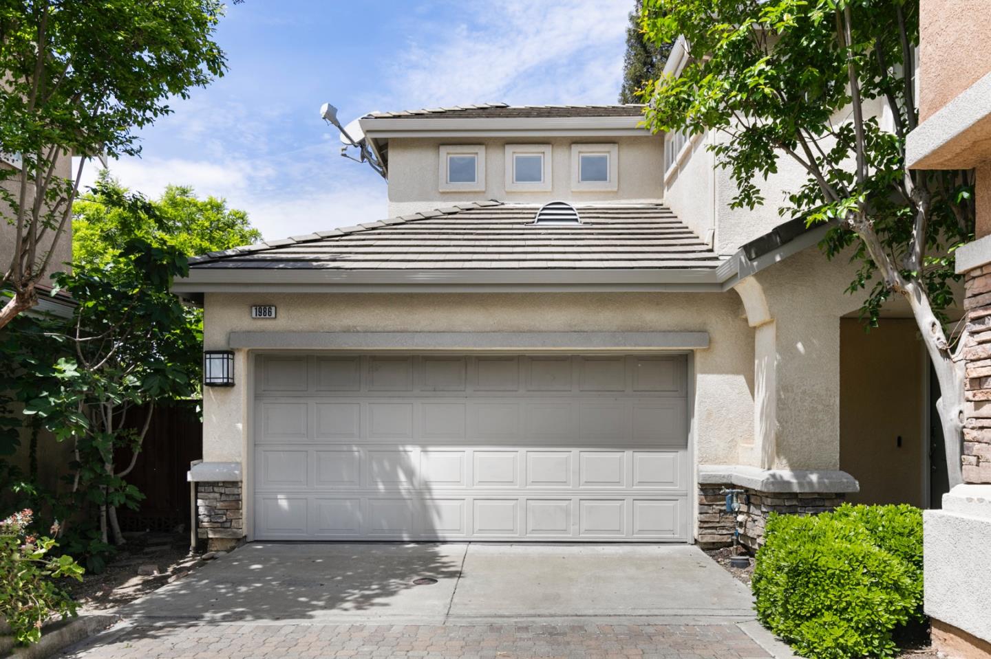 Detail Gallery Image 2 of 32 For 1986 Wayne Cir, San Jose,  CA 95131 - 3 Beds | 2/1 Baths