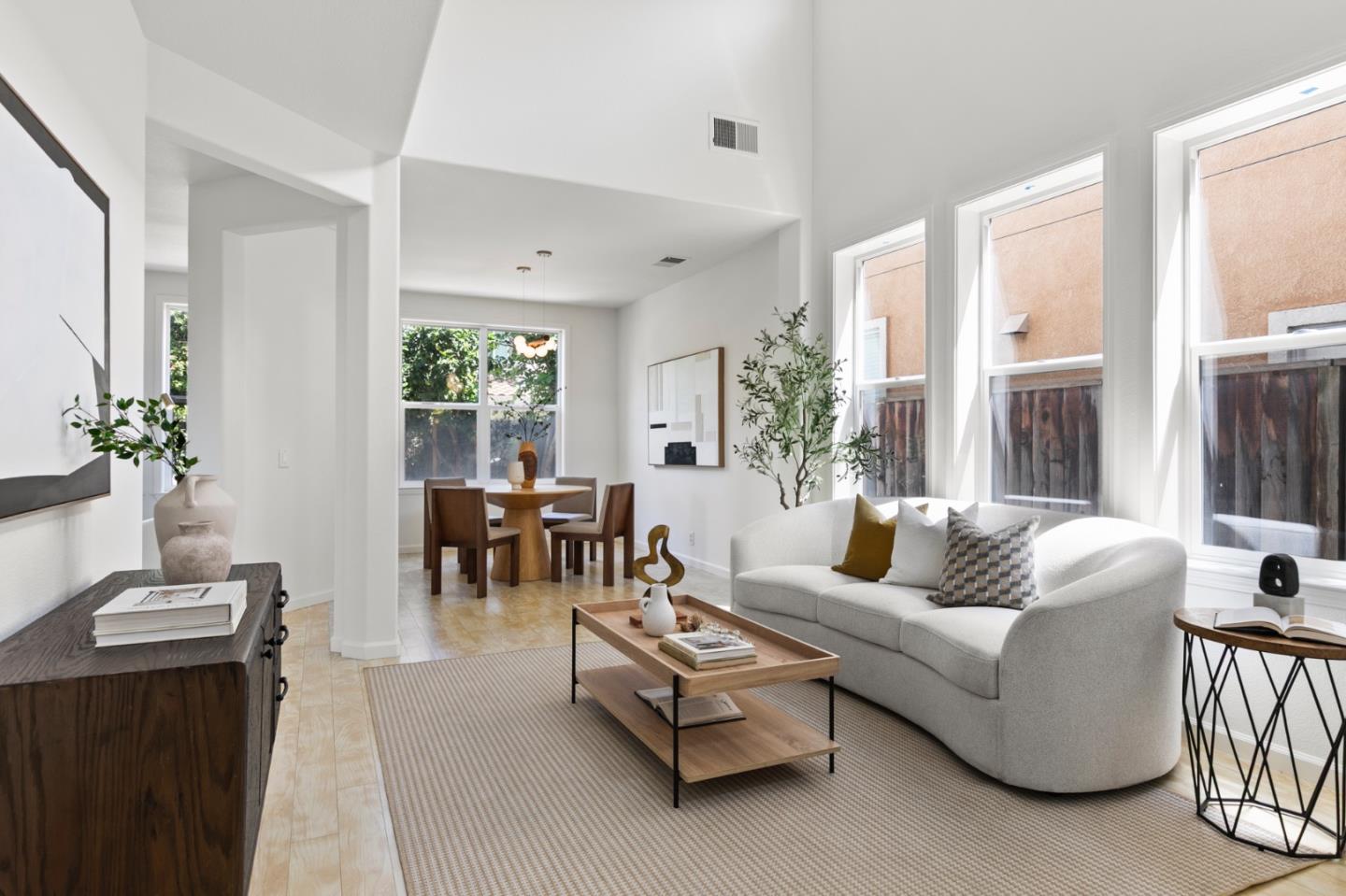 Detail Gallery Image 4 of 32 For 1986 Wayne Cir, San Jose,  CA 95131 - 3 Beds | 2/1 Baths