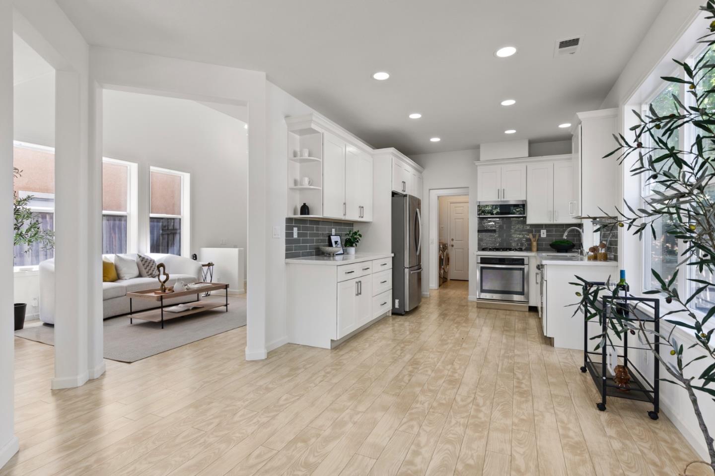 Detail Gallery Image 9 of 32 For 1986 Wayne Cir, San Jose,  CA 95131 - 3 Beds | 2/1 Baths