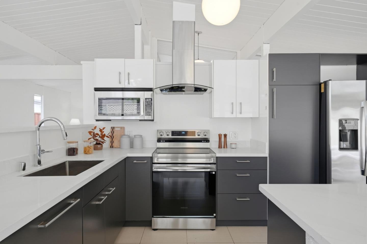 Detail Gallery Image 8 of 29 For 625 W Remington Dr, Sunnyvale,  CA 94087 - 4 Beds | 2 Baths