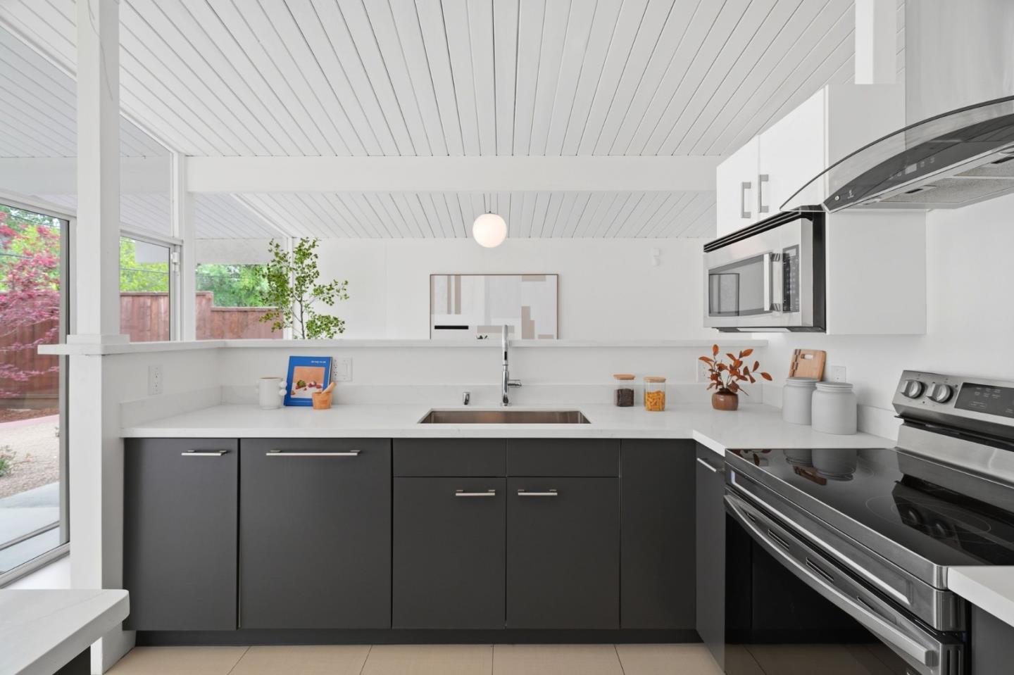 Detail Gallery Image 9 of 29 For 625 W Remington Dr, Sunnyvale,  CA 94087 - 4 Beds | 2 Baths