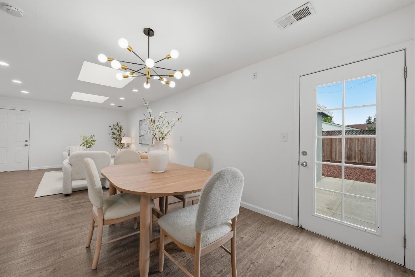 Detail Gallery Image 8 of 55 For 4663 Mangrum Dr, Santa Clara,  CA 95054 - 5 Beds | 3 Baths