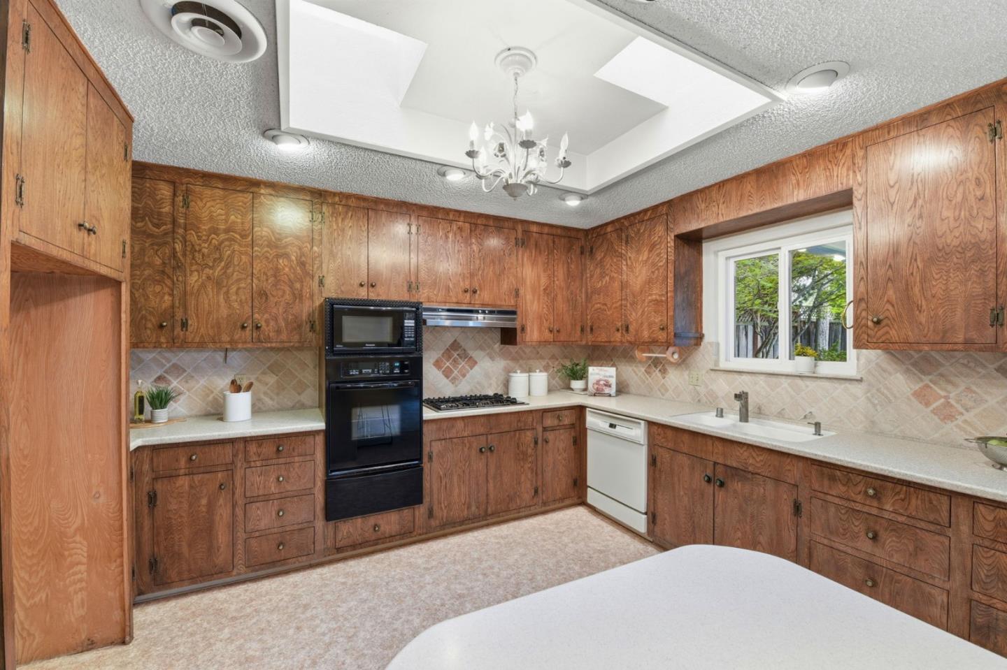 Detail Gallery Image 14 of 40 For 6433 Bose Ln, San Jose,  CA 95120 - 5 Beds | 2/1 Baths